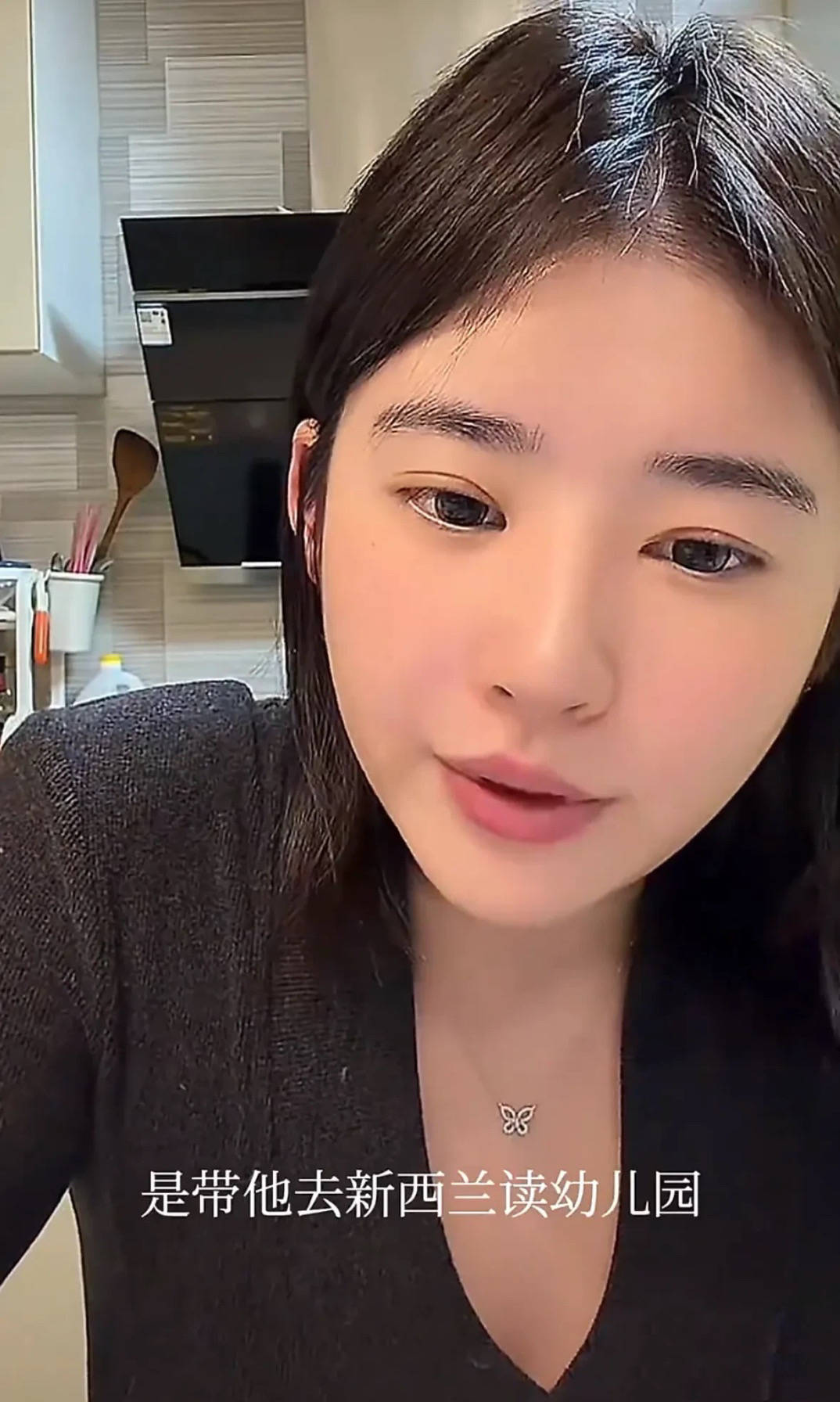 原创            黄一鸣带女儿泡温泉，身材丰满比懒懒强太多，闪闪笑脸真像王思聪