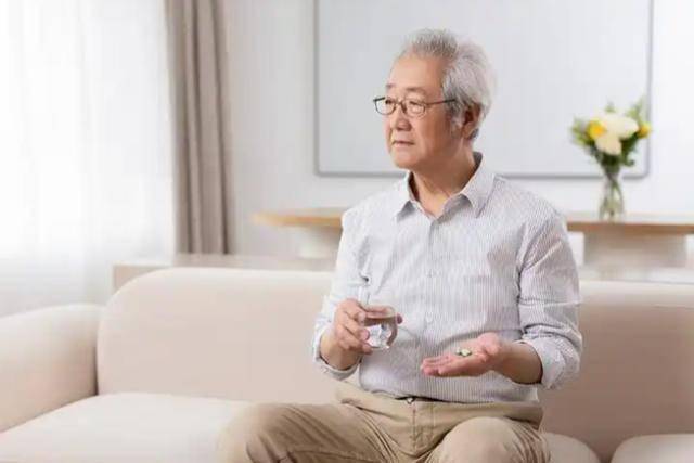 饭后吃药错了？医生告诫：过了60岁，吃药要尽量做到这6点