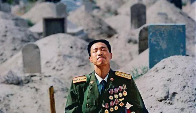 原创            还记得这个战士吗？亡妻坟前一跪感动无数人，他如今过得怎样？