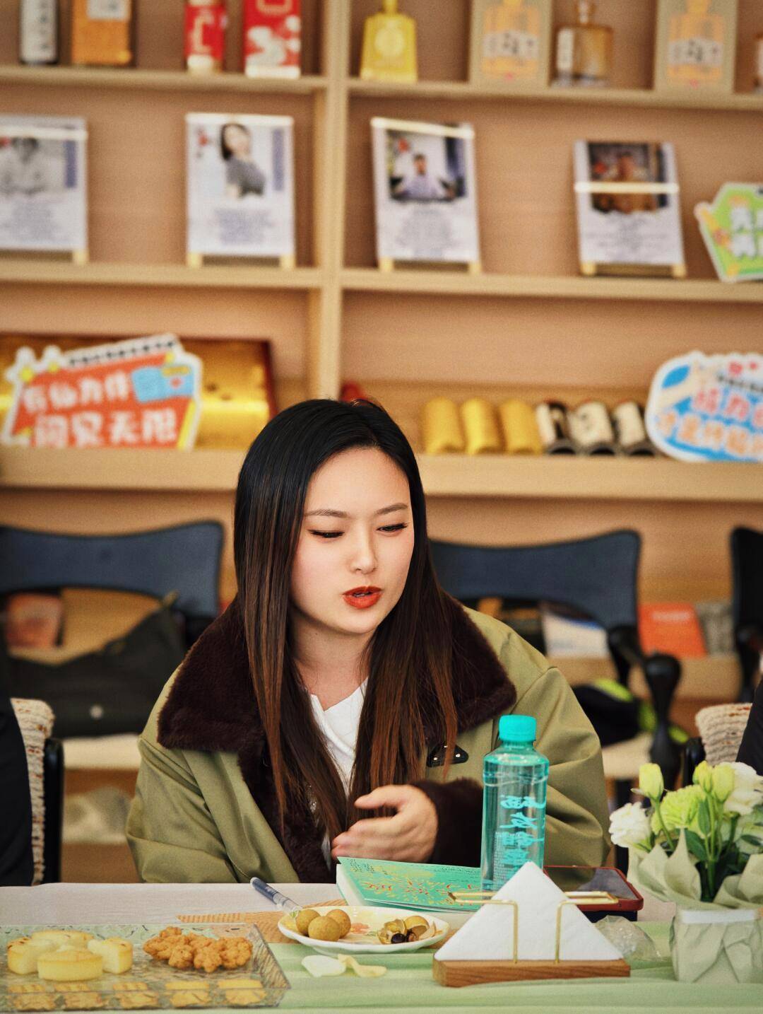 书页之间，照见自己翻开书页的那一刻，我们便踏上了一段双重旅程——既是跟随作者的思绪远行，也是向着自己内心的深处探索。读书会上，当大家分享对同一段落的不同理解时，我突然意识到：每一本书都是一面镜子。有些人从中看到了世界的广袤，有些人照见了自己的影子，有些人发现了渴望成为的模样。文字是静态...