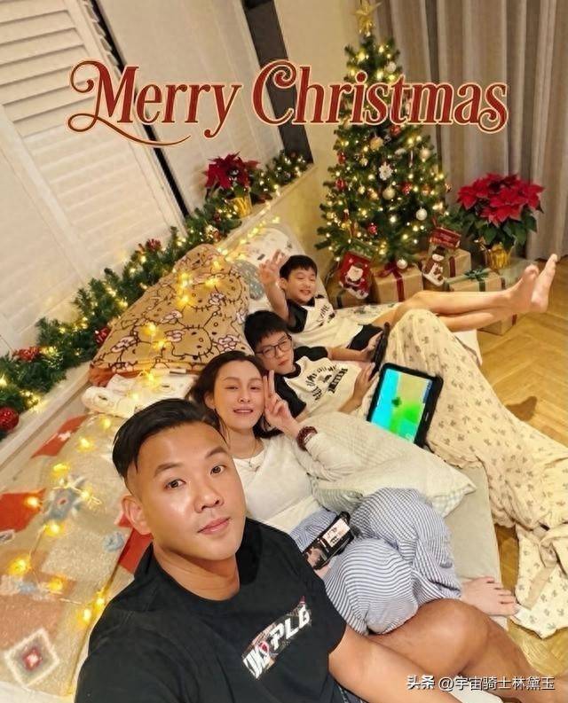原创            范玮琪晒圣诞全家福，双胞胎儿子大长腿，喜欢玩平板，都近视了！