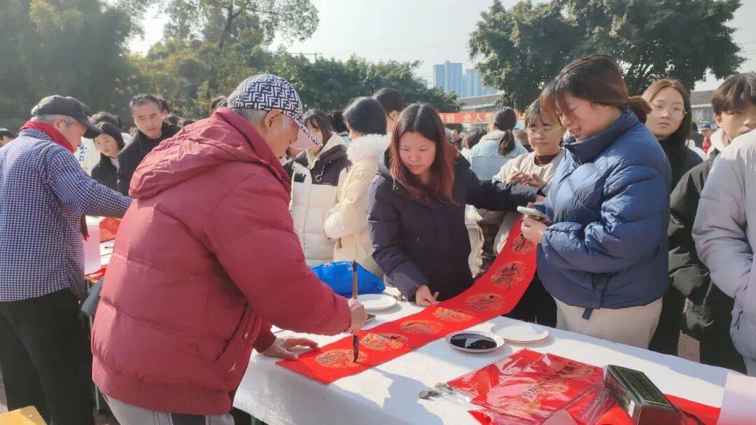 书画家协会艺术进校园 700余幅字画受热捧