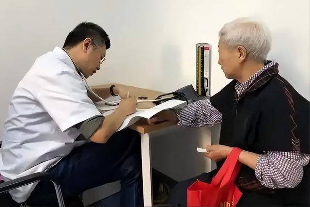 晚饭七分饱被推翻了？医生忠告：过了55岁，吃饭尽量要做到这5点