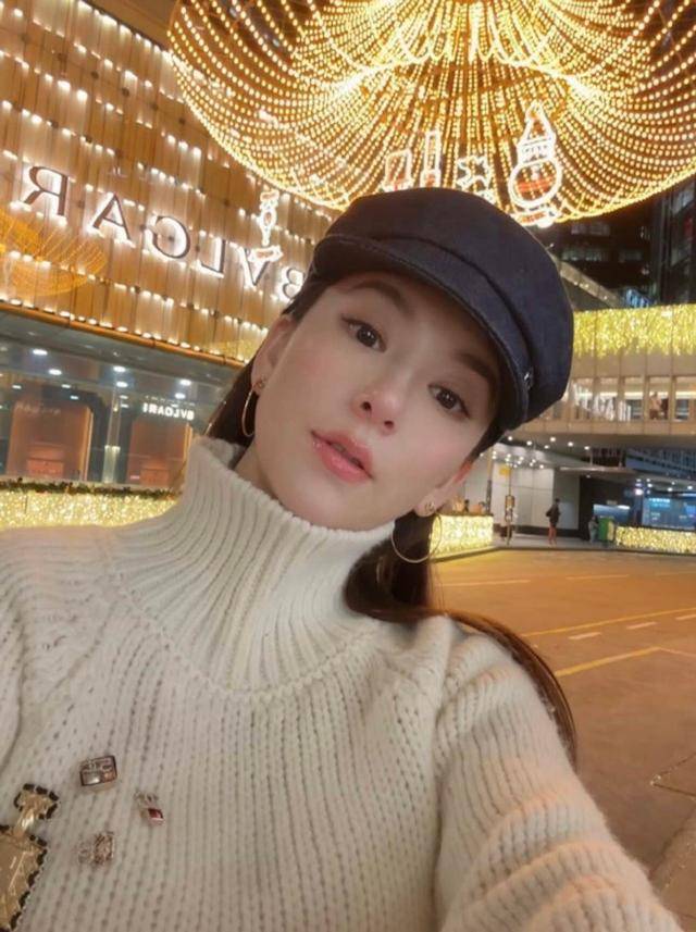 天王嫂豪气现身金店，买近三大袋饰品，最新古装扮相惊艳众人