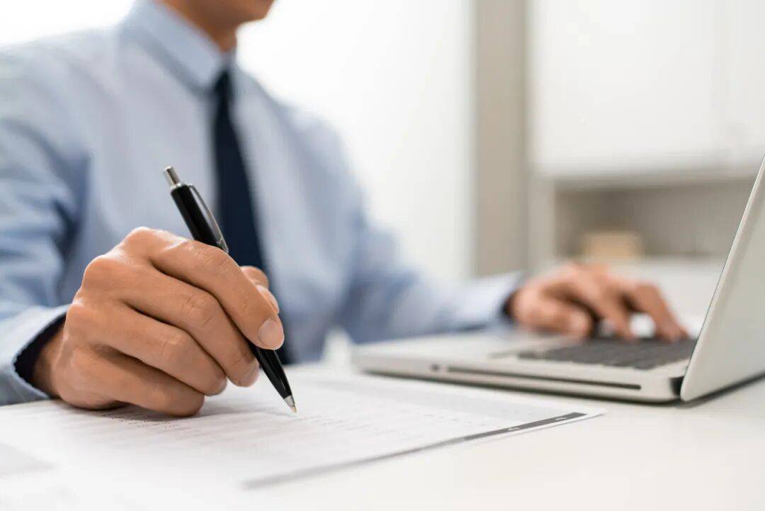 工程师拒绝调岗至流水线操作工，仍在原岗打卡被辞退，法院判了