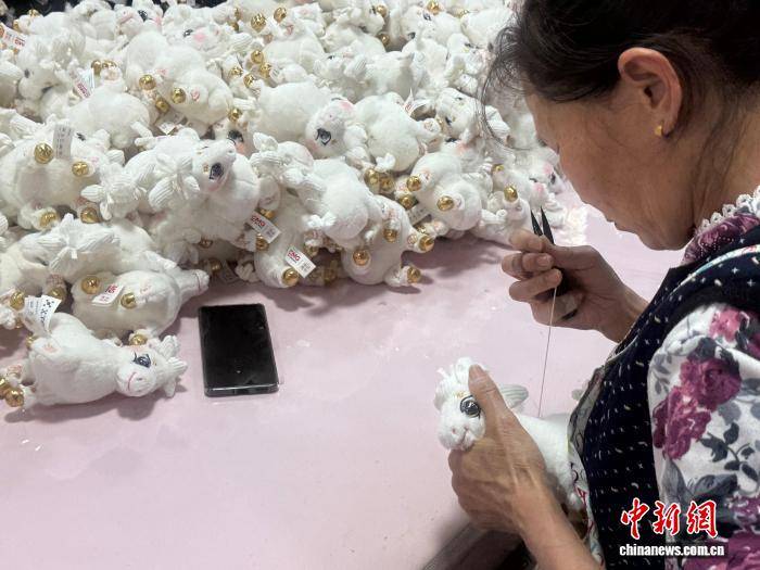 （神州写真）中国马年文创订单热 万只“潮玩马”电商畅销海外