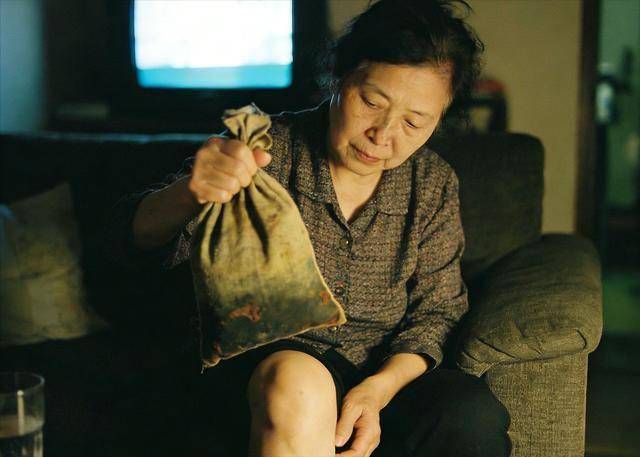 63岁大妈长期用盐热敷膝盖，6个月后去检查，医生：做啥了？