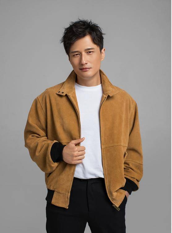 恭喜！香港深情男星双喜临门？美胸嫩妻疑怀孕，走路护肚缓慢前行