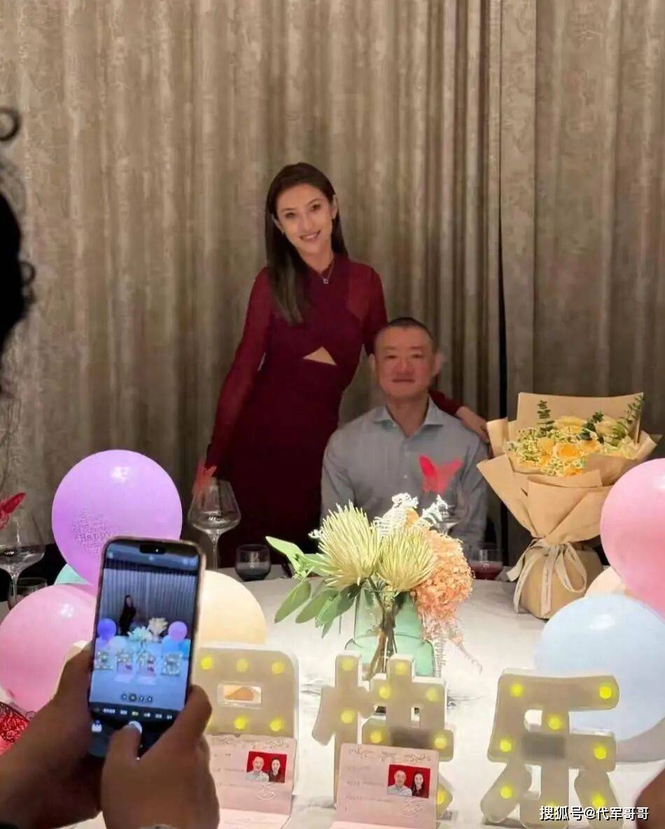 原创            京城四少汪雨官宣新婚老婆怀孕，跨年送40克拉钻石项链，亲自下厨做大餐