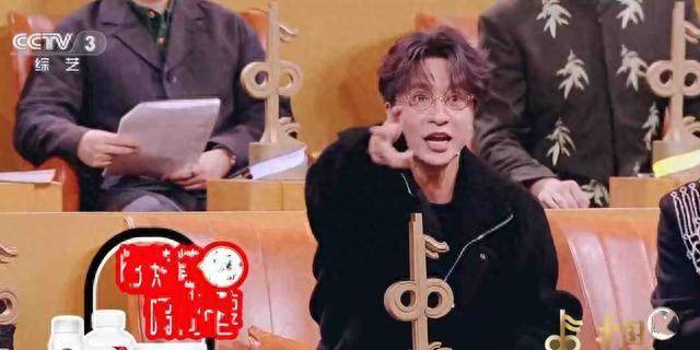薛之谦坐不住，评委不接茬，现场变默剧