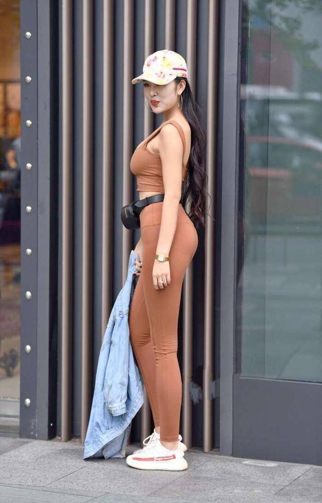 原创            臀部线条饱满的女生穿瑜伽裤，轻松展示完美身材曲线，好看又自在