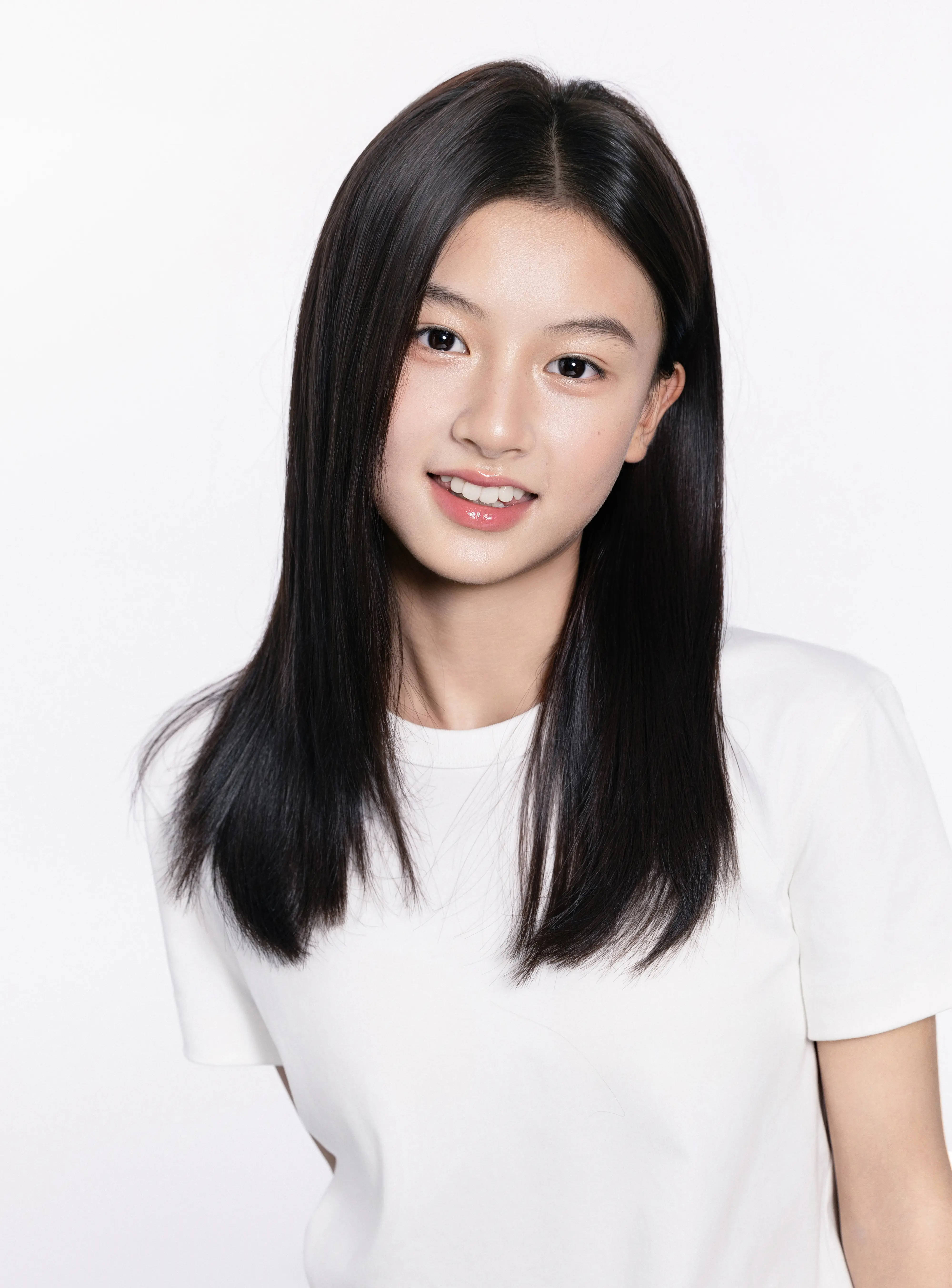 14岁网红女孩七七签约经纪公司正式出道 清纯大方酷似张柏芝