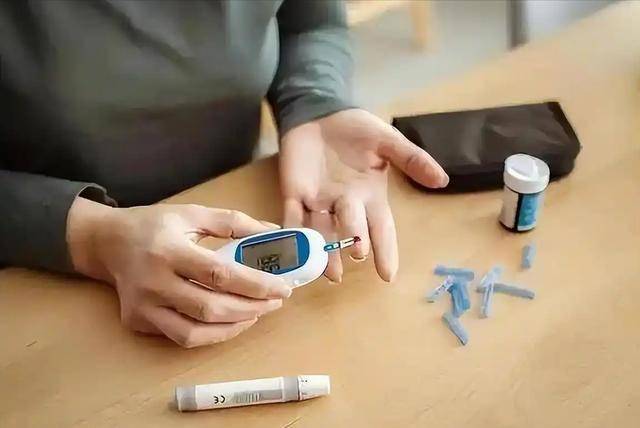 医生再次劝告：和糖尿病人一起吃饭，一定要注意5事，不要马虎！