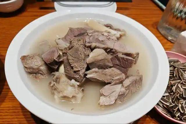 羊肉再次成瞩目！医生强调：高血压人吃羊肉，一段时间或有4益处