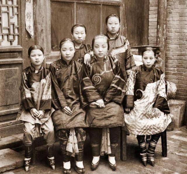 原创            晚清旧照，农户一家5口都骨瘦如柴，图4地主婆眼神犀利