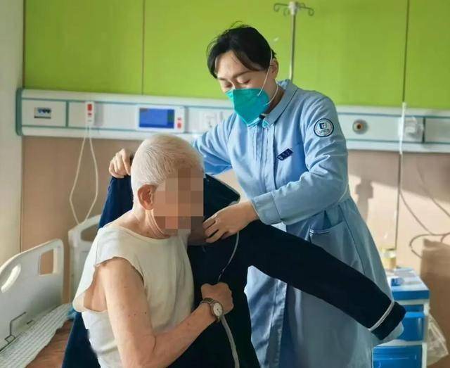 暖医丨精准护理暖心陪伴，八旬患者以锦旗寄深情！