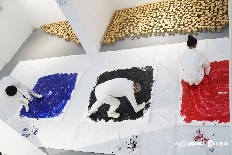 杨烨炘“爬行动物”行动油画：探讨人类存在的深层意义