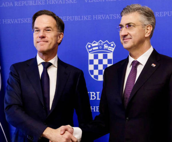 北约秘书长帮腔特朗普：中俄恐将越来越活跃