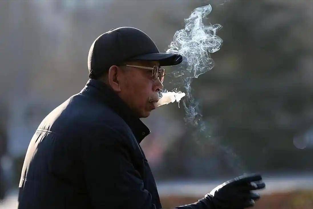 男人要戒烟吗？医生忠告：50岁以后的男人，吸烟时牢记“3不吸”