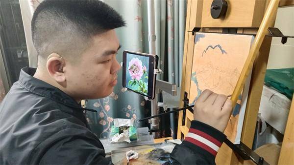 荣昌籍青年听障画家刘中梁：以笔为翼绘人生 重庆观音桥美术工作室元旦启幕