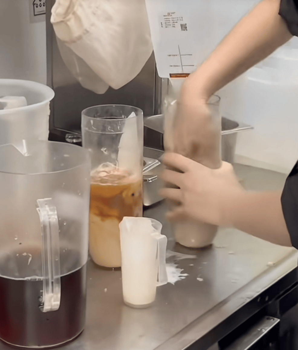 霸王茶姬“手打”食安危机：业绩下滑股价腰斩，被下调盈利预期