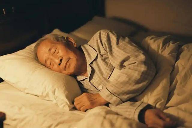 10点半睡觉被推翻了？医生劝告：过了75岁，睡觉尽量要做到这4点