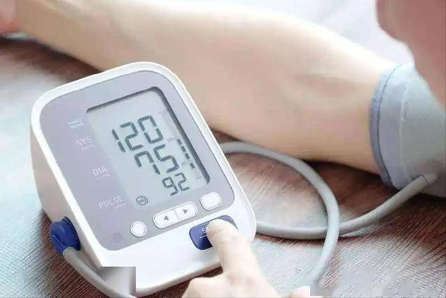 吸烟又火了？医生表示：高血压患者吸烟时，多留意5点，有益健康