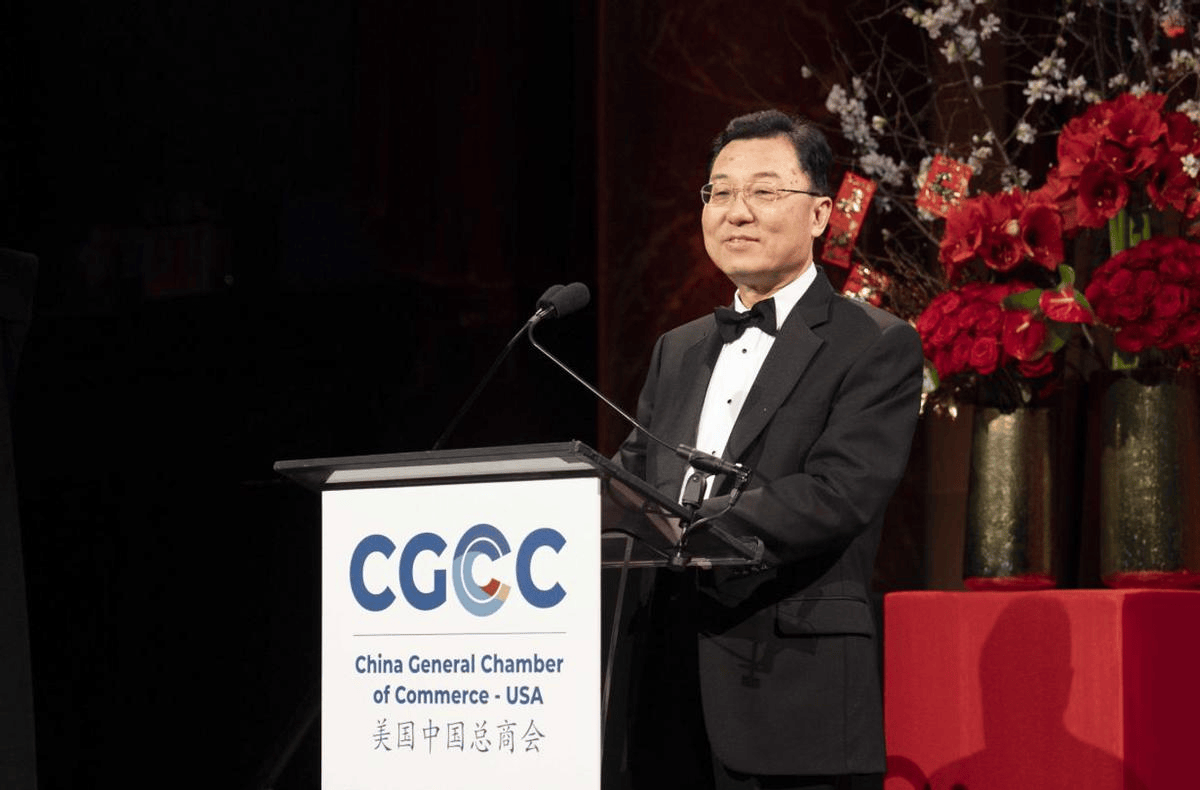 当着300美国精英的面，中国翻出特朗普“功绩”清单，邀请大家看看美国干的好事