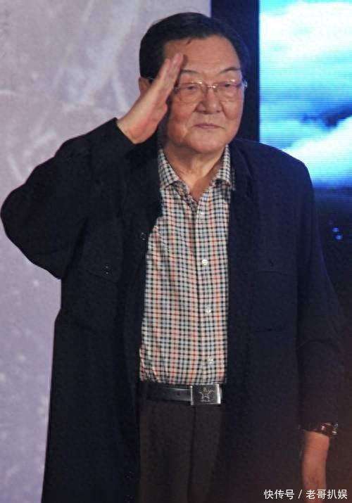 原创            知名导演因病逝世！他这辈子最正确的决定，就是坚决不让儿女出国