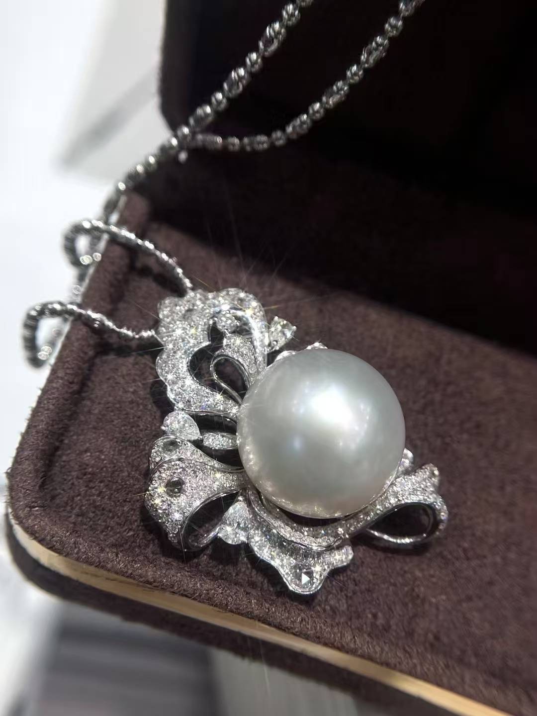 17-18mm稀缺大点位澳洲白珠 周围钻石闪耀得恰到好处，可以传承的宝藏首饰 18𝐤金7.75g 2.135ct 不对称性，更显独特