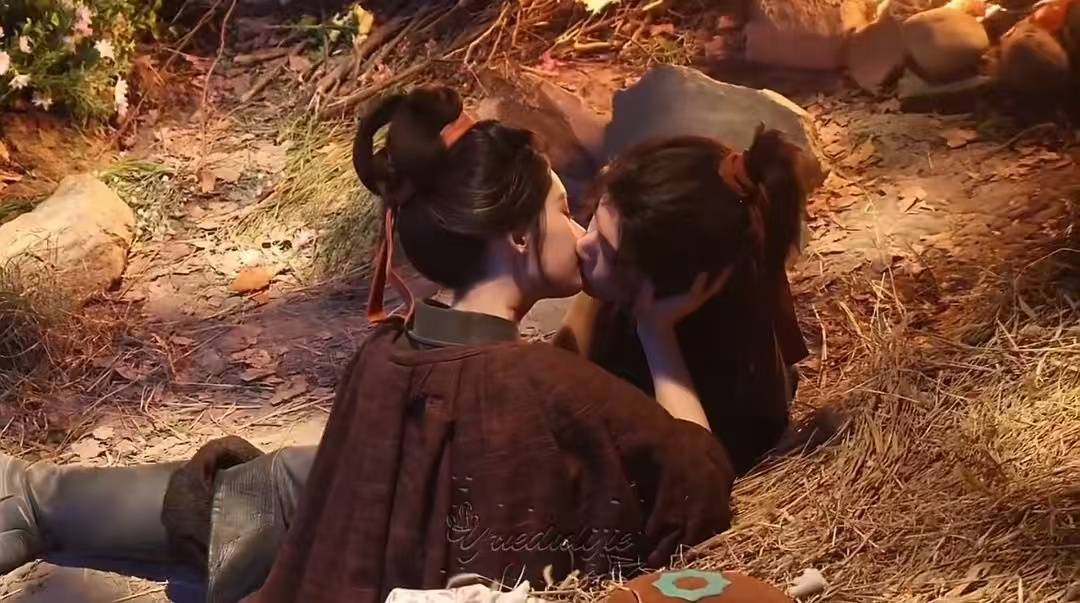 林允张凌赫新剧喂药吻路透释出 初雪氛围浪漫动人