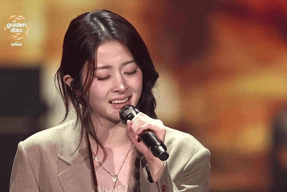 知名女团成员“2026年金唱片大赏”现场演唱引热议，有韩网友批评：完全没唱准音，连歌词都听不清