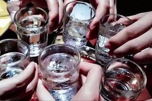 男性喝酒后，若经常出现4大反常，证明已不适合喝酒，尽快戒酒