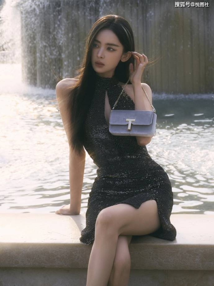 娜扎这组外景写真太绝！亮片裙 + 古堡背景自带电影质感