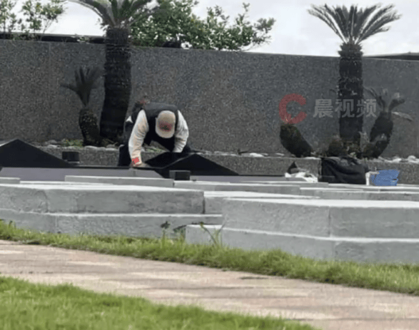 具俊晔新年赴墓地陪伴大S 擦拭墓碑神情落寞