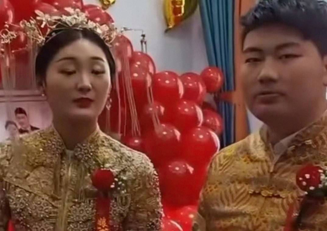 原创            离开大衣哥的陈亚男后悔了？和朱小伟离婚4年，依然蹭大衣哥流量