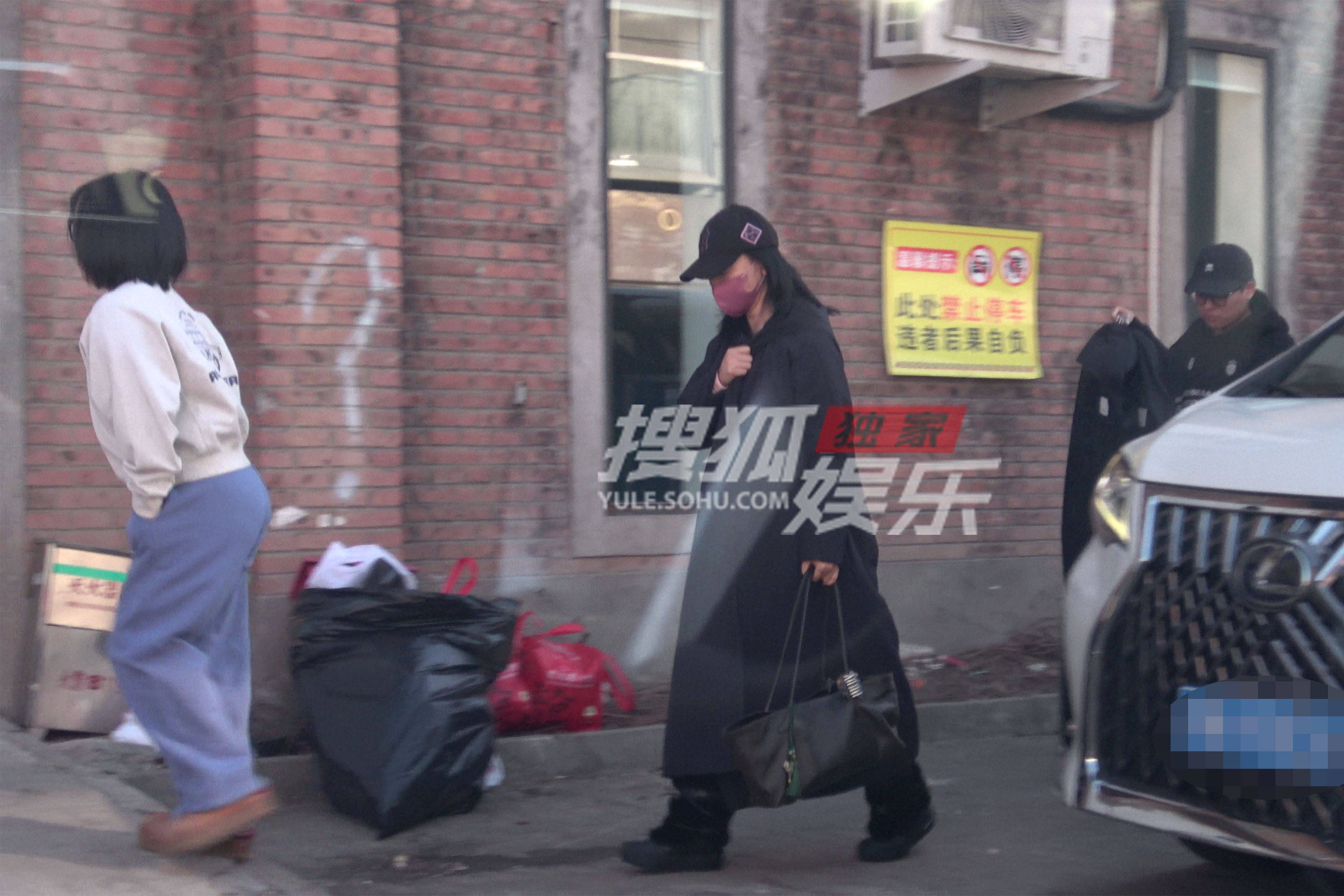 陈数收工后被粉丝围堵 给大家发小礼物超暖心