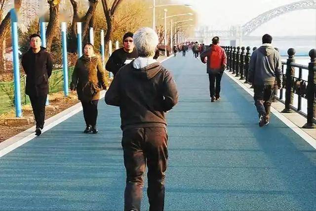 调查得出：经常走路锻炼的老人，不出半年时间，身体会迎来5改善
