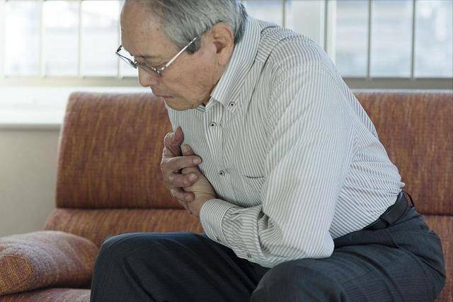 心脑血管病者逐渐增多，医生提醒：60岁后，尽量改掉3个坏习惯