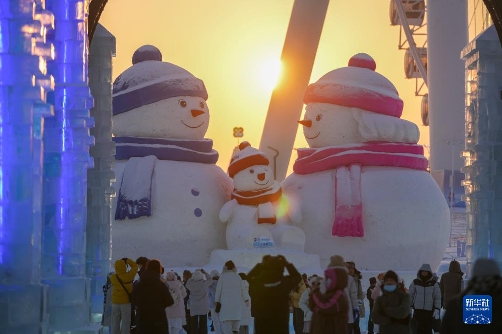 哈尔滨冰雪大世界的暖色浪漫
