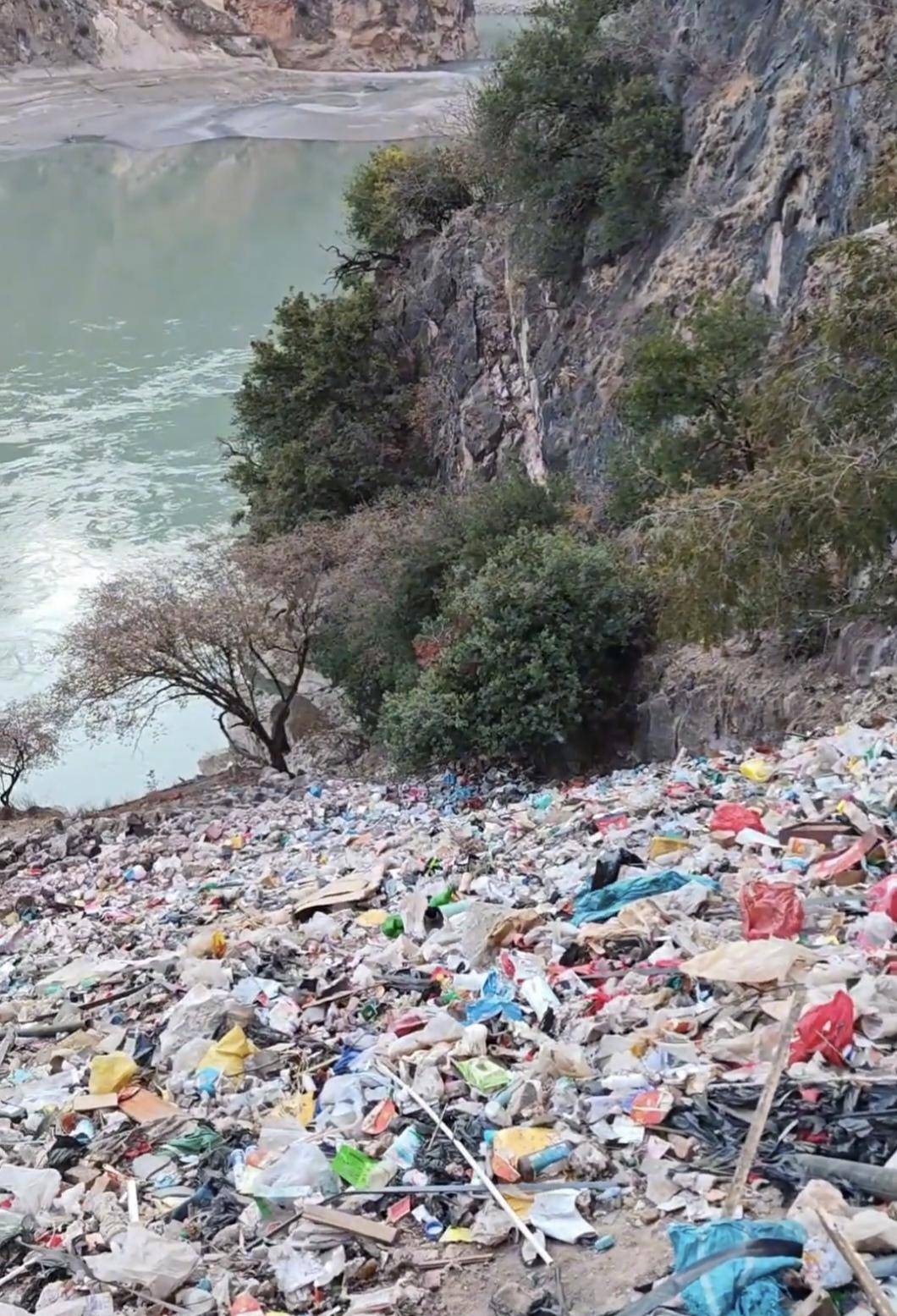 网友曝木里金沙江边被倾倒大量垃圾 官方回应：已全部清理完毕，主要为生活垃圾
