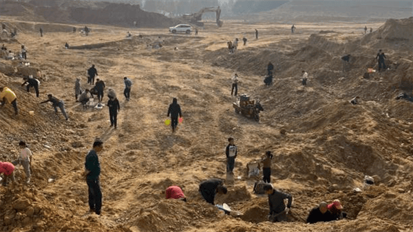 湖北宜昌多人在工地挖玛瑙 街道办：石头价值不高