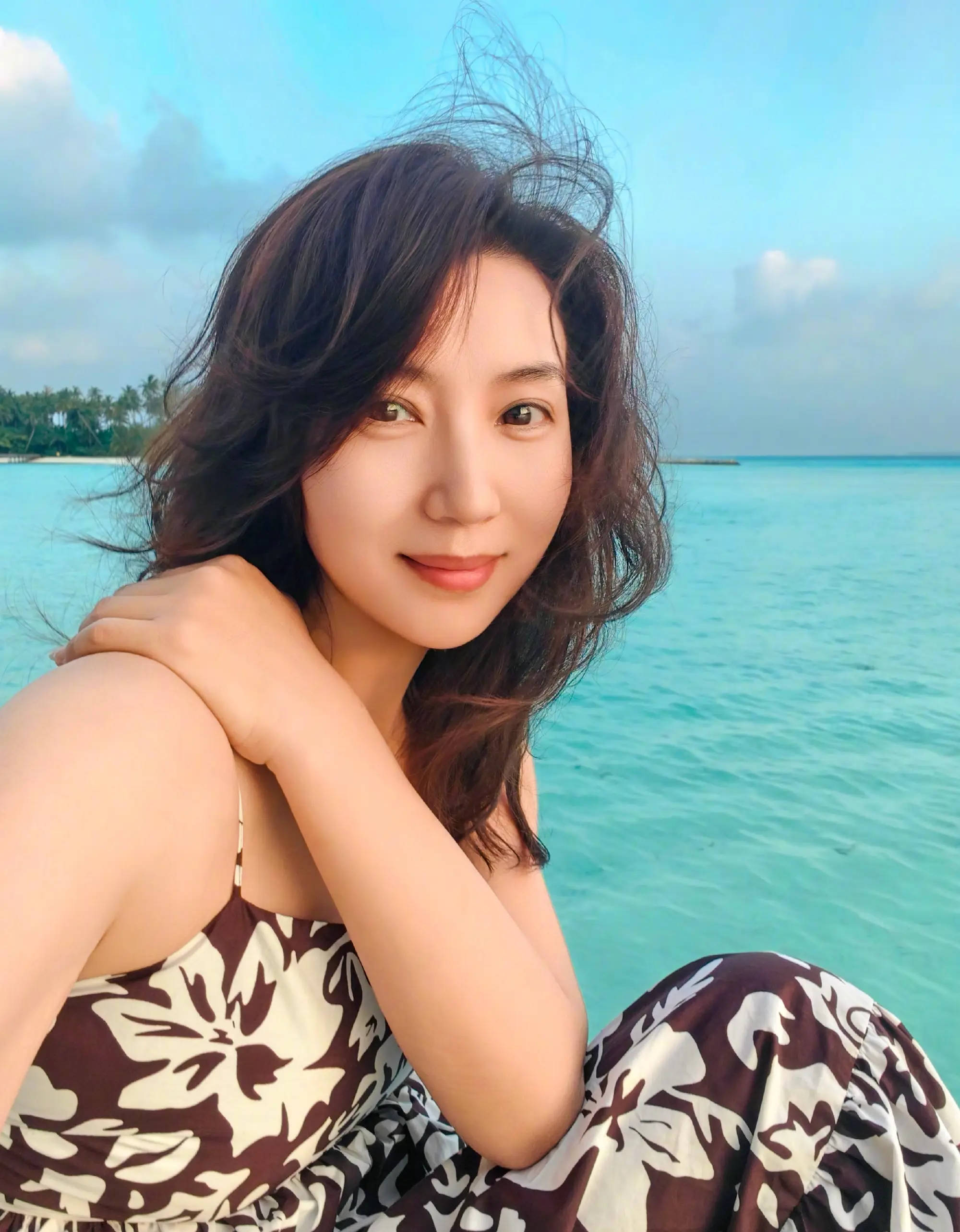 陈好晒海边旅游照好惬意！穿吊带裙晒日光浴笑容温柔迷人