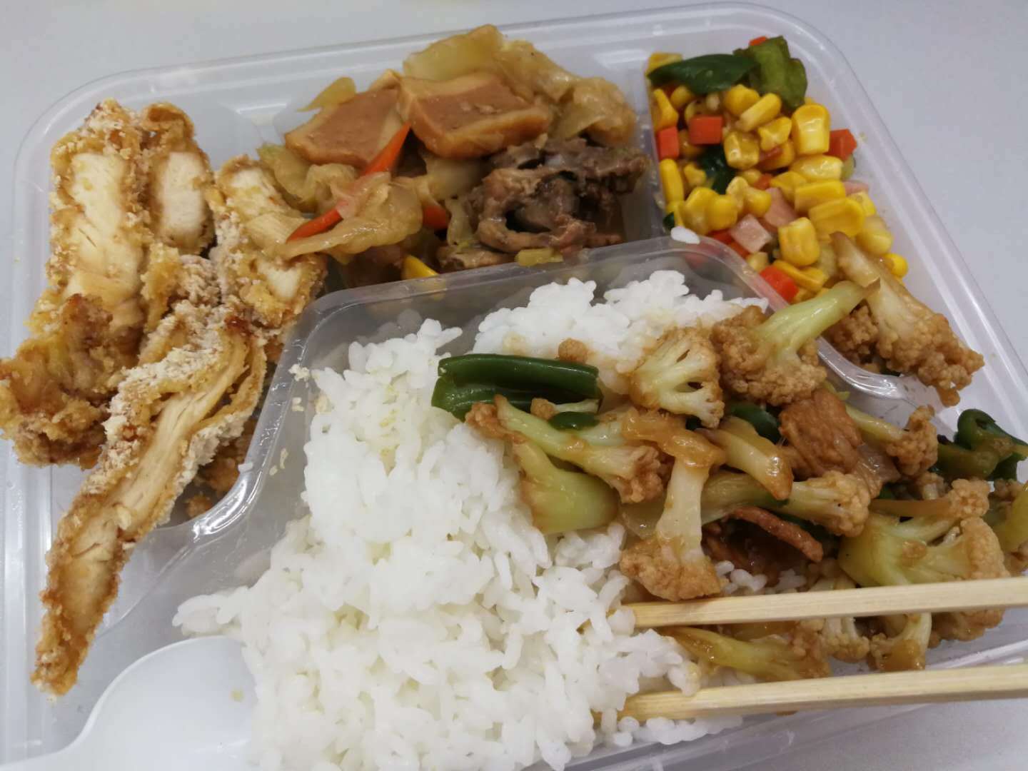 女子扫描医院病房内二维码订餐，外卖员称是“拼好饭”？院方回应