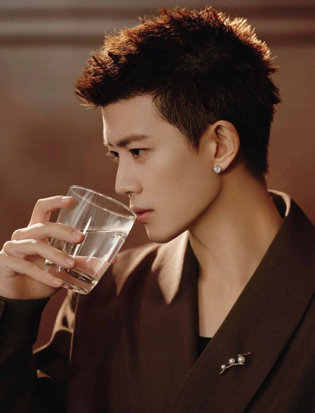 榜妹热线 ｜ 任嘉伦拿下新代言？陈飞宇两剧连播？陈都灵杂志封面？金晨无缝进组？王弘毅新剧？