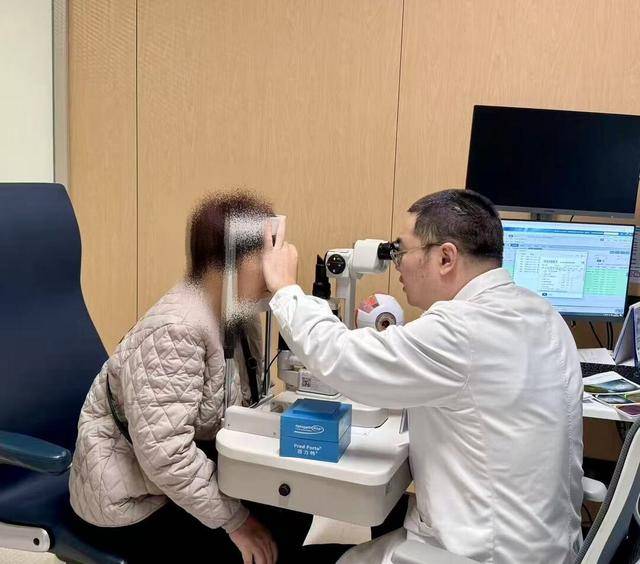 劈柴溅伤眼，六旬阿姨一个动作救回视力！医生：眼外伤后千万别做这件事