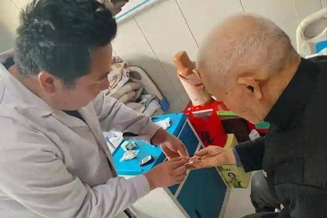 医生告诫：糖尿病患者若经常喝茶水，用不了多久，或出现4大转变