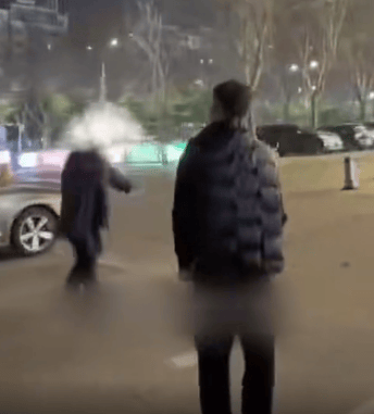 43岁白发男子想抵押金项链凑86元为生病妻子买药，店主拿出100元帮忙，男子泣不成声，连声道谢