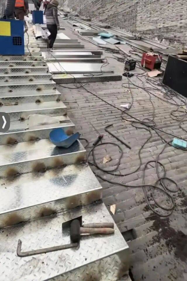 河北定州600余年城墙安装不锈钢台阶；当地回应：城墙不是文物，具体情况有关部门正在核实