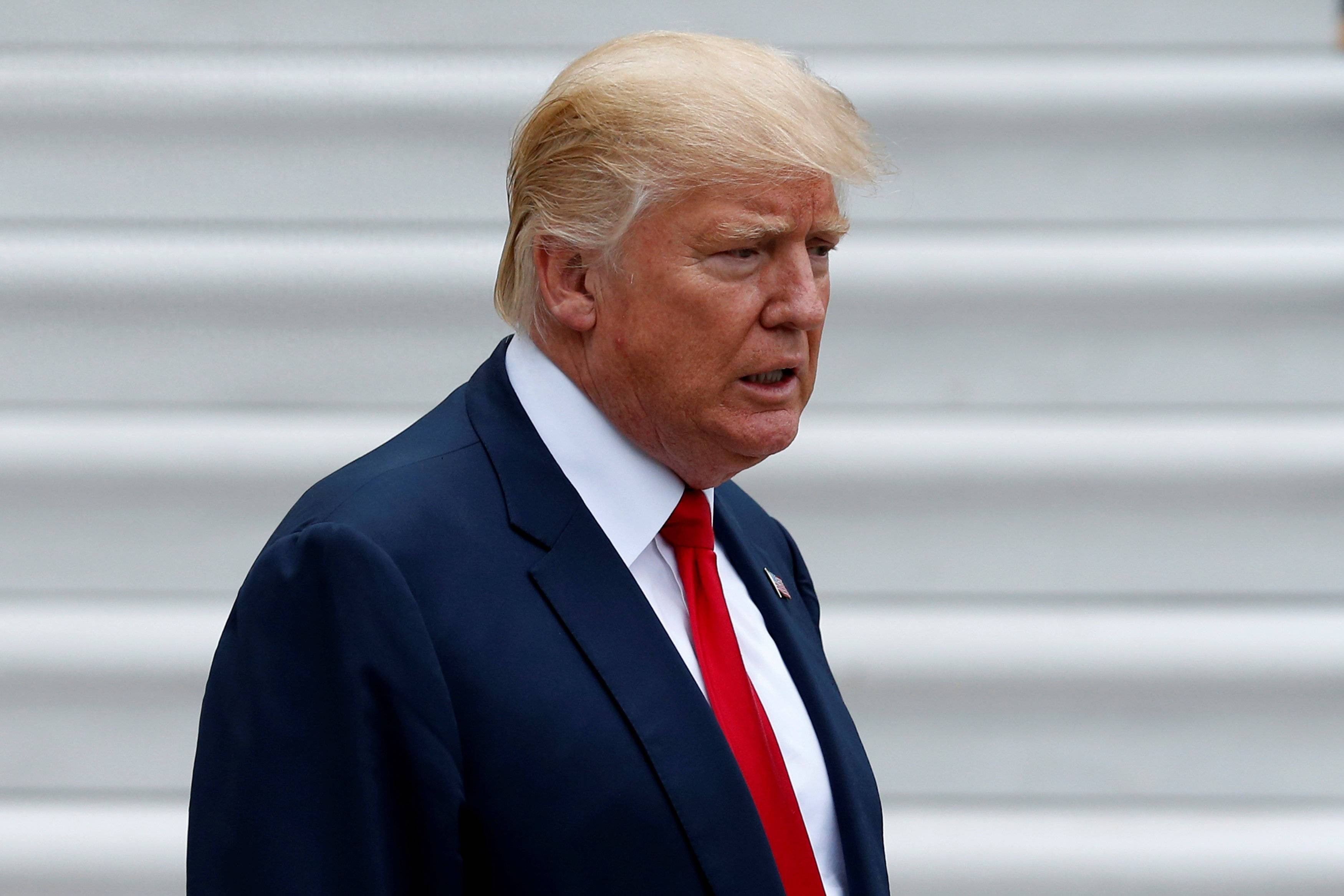 特朗普突然中断采访，急忙跑去跟中方打电话，留下记者满脸尴尬